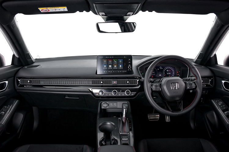 Với kích thước tăng lên, nội thất bên trong Honda Civic 2022 cũng trở nên rộng rãi hơn. Ngoài ra, nội thất còn được áp dụng phong cách thiết kế mới với màn hình thông tin giải trí nằm độc lập trên mặt táp-lô...