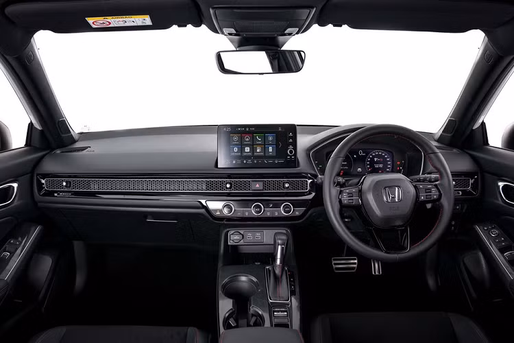 Với kích thước tăng lên, nội thất bên trong Honda Civic 2022 cũng trở nên rộng rãi hơn. Ngoài ra, nội thất còn được áp dụng phong cách thiết kế mới với màn hình thông tin giải trí nằm độc lập trên mặt táp-lô...