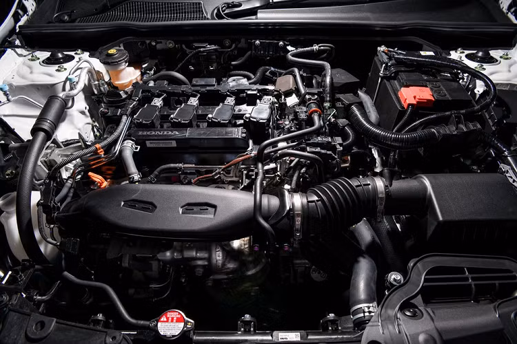 Dù ở phiên bản nào, Honda Civic 2022 dành cho thị trường Thái Lan cũng dùng động cơ xăng 4 xi-lanh, tăng áp, dung tích 1.5L, tạo ra công suất tối đa 180 mã lực tại tua máy 6.000 vòng/phút và mô-men xoắn cực đại 240 Nm tại dải tua máy 1.700 - 4.500 vòng/phút. Động cơ này mạnh hơn 6 mã lực và 20 Nm so với trước nhưng vẫn đồng hành với hộp số biến thiên vô cấp CVT cũng như hệ dẫn động cầu trước.