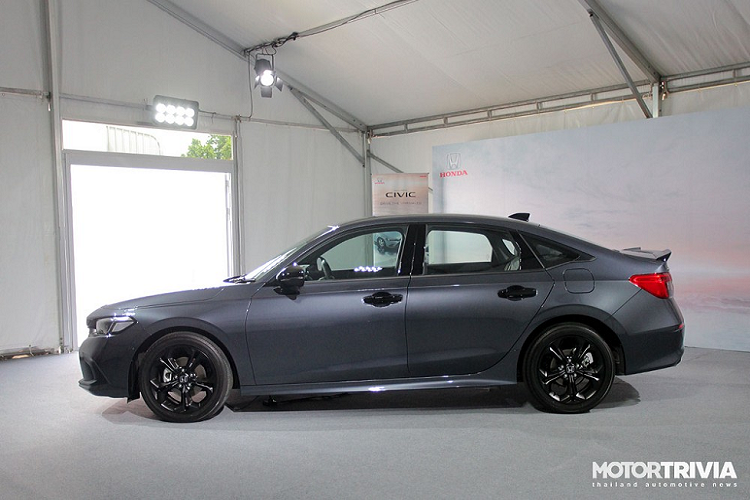 Trang bị an toàn của xe với 6 túi khí, camera lùi, hệ thống chống bó cứng phanh ABS, phân bổ lực phanh điện tử EBD, cân bằng khi ôm cua, hỗ trợ khởi hành ngang dốc, cảnh báo còn hành khách phía sau, cảnh báo điểm mù khi chuyển làn và cảnh báo mất tập trung cho người lái... Khi mua Honda Civic 2022, khách hàng Thái Lan có thể chọn 1 trong 6 màu sơn ngoại thất. Dự kiến, sau Thái Lan, mẫu sedan cỡ C này sẽ tiếp tục được giới thiệu ở những thị trường Đông Nam Á khác như Việt Nam.