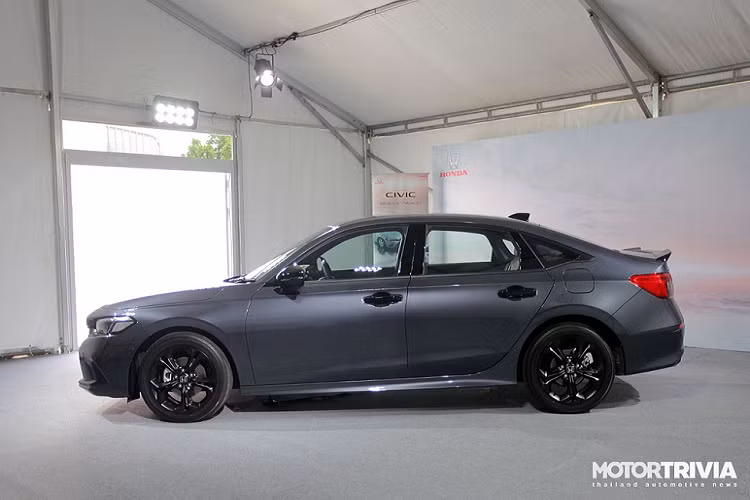 Trang bị an toàn của xe với 6 túi khí, camera lùi, hệ thống chống bó cứng phanh ABS, phân bổ lực phanh điện tử EBD, cân bằng khi ôm cua, hỗ trợ khởi hành ngang dốc, cảnh báo còn hành khách phía sau, cảnh báo điểm mù khi chuyển làn và cảnh báo mất tập trung cho người lái... Khi mua Honda Civic 2022, khách hàng Thái Lan có thể chọn 1 trong 6 màu sơn ngoại thất. Dự kiến, sau Thái Lan, mẫu sedan cỡ C này sẽ tiếp tục được giới thiệu ở những thị trường Đông Nam Á khác như Việt Nam.