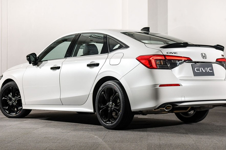 Tại thị trường Thái Lan, xe được chia thành 3 bản trang bị là EL, EL+ và RS. Giá xe Honda Civic 2022 tương ứng của 3 bản này là 964.900 Baht (khoảng 661 triệu đồng), 1.009.900 Baht (692 triệu đồng) và 1.199.900 Baht (822 triệu đồng).