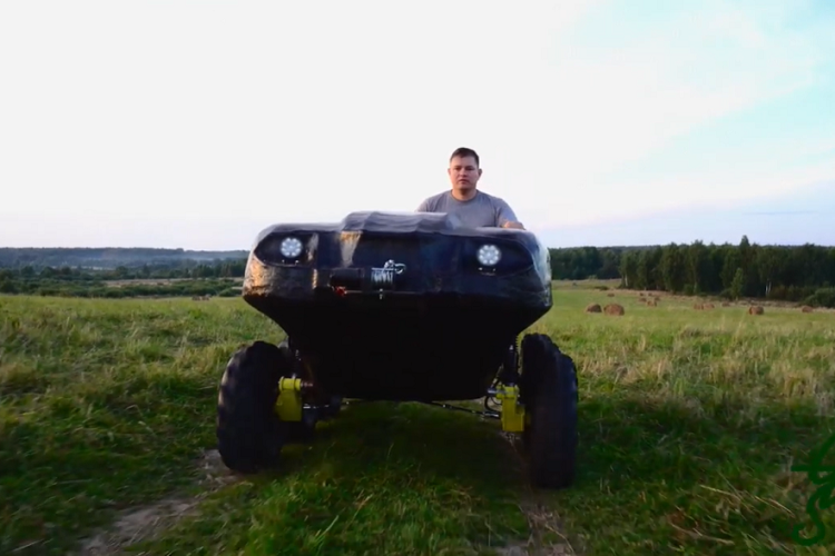 Vận hành Green Scout là việc dễ dàng đến mức "ngay cả trẻ em cũng có thể làm được", mặc dù điều đó chắc không được khuyến khích. Tốc độ tối đa của xe là 70 km/h trên cạn và 5 km/h trên mặt nước. Trong video ở trên, nhà thiết kế tiếp tục nói rằng mẫu ATV có thể “bơi” và băng qua bất kỳ vùng nước nào, nhưng không đi vào chi tiết cụ thể. Video cũng không cho thấy cảnh xe thực sự nổi, và tất cả những gì ta có thể thấy là nó vượt qua vùng nước cạn với các bánh xe vẫn bám đất.