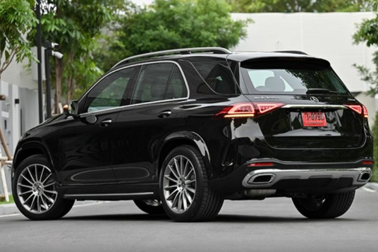 Có thể thấy, các tùy chọn sẵn có của GLE 300 d 4MATIC AMG Dynamic lắp ráp tại Thái nhiều hơn hẳn với so với tùy chọn trên bản GLE 450 4MATIC chính hãng tại Việt Nam.