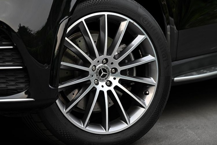 Về truyền động, Mercedes-Benz GLE 300 d bản Thái sử dụng động cơ tăng áp 2.0L 4 xi-lanh thẳng hàng sản sinh công suất 245 mã lực và mô-men xoắn cực đại 500Nm, đi kèm hộp số tự động 9 cấp và hệ dẫn động 4Matic.