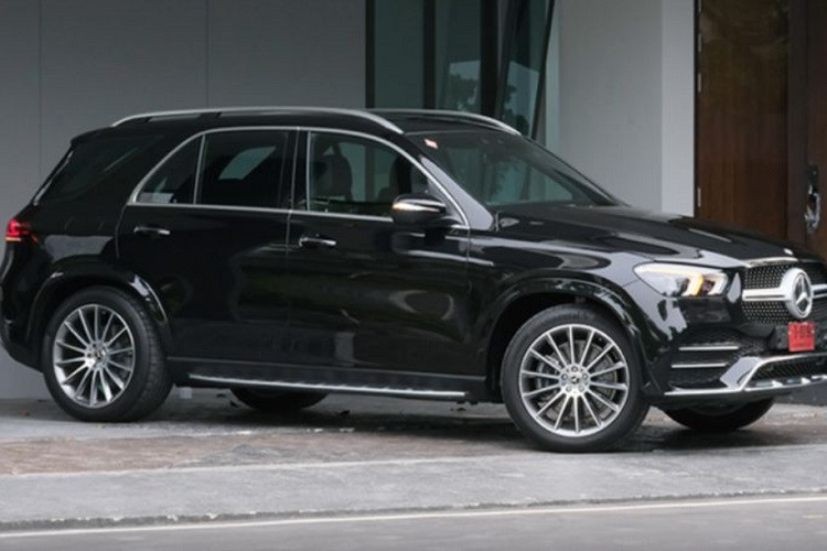 Trong khi nước bạn đã có thể tự lắp ráp GLE để đảm bảo nguồn cung thì tại Việt Nam, Mercedes-Benz GLE vẫn được bán ra theo hình thức nhập khẩu, trong đó GLE 450 4Matic là phiên bản được khách hàng quan tâm nhiều nhất. Giá xe Mercedes-Benz GLE tại Việt Nam từ 4,4 tỷ đồng, cao hơn khá nhiều so với các đối thủ như BMW X5 xDrive40i X Line giá từ 4,2 tỷ đồng.