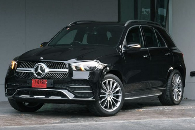 Tại Thái Lan, Mercedes-Benz GLE 2021 lắp ráp sẽ được bán ra với duy nhất một phiên bản là GLE 300 d 4MATIC AMG Dynamic, giá từ 5,19 triệu bath (khoảng 3,8 tỷ đồng). Xe có kích thước dài x rộng x cao lần lượt là 4.930 x 2.018 x 1.795 mm, chiều dài cơ sở đạt mức 2.995 mm, tăng 70 mm so với thế hệ cũ, nhờ đó mà GLE mới được bổ sung thêm hàng ghế thứ 3 (cấu hình 5+2).