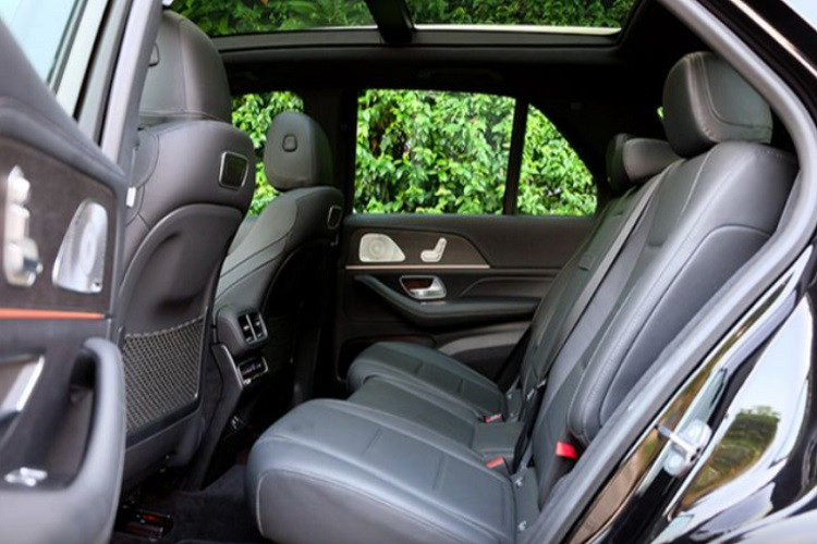 So với bản 450 tại Việt Nam (367 mã lực và 500 Nm) thì 300 d bản Thái yếu hơn đáng kể nhưng bù lại xe có tính tiết kiệm nhiên liệu tốt hơn, đó là lý do khiến người tiêu dùng tại Thái Lan ưa chuộng các xe máy dầu hơn máy xăng (GLE, GLS, S-Class thế hệ mới tại Thái đều được phân phối bản máy dầu).