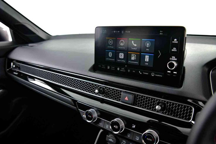 Bên trong Honda Civic 2022 bản RS cũng nổi bật với bảng điều khiển trung tâm thiết kế đa tầng với điểm nhấn trang trí kiểu lưới tổ ong mới bản cao cấp, bảng điều khiển thiết kế phẳng kết hợp trụ A lùi về sau 50 mm tăng cường tầm quan sát.