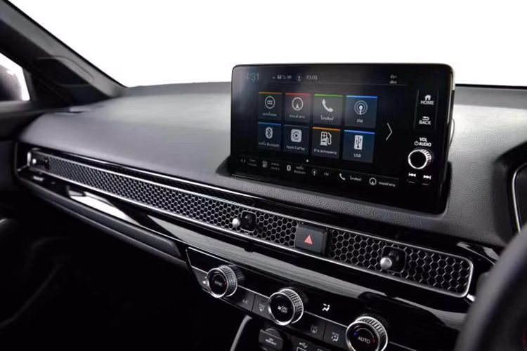 Bên trong Honda Civic 2022 bản RS cũng nổi bật với bảng điều khiển trung tâm thiết kế đa tầng với điểm nhấn trang trí kiểu lưới tổ ong mới bản cao cấp, bảng điều khiển thiết kế phẳng kết hợp trụ A lùi về sau 50 mm tăng cường tầm quan sát.