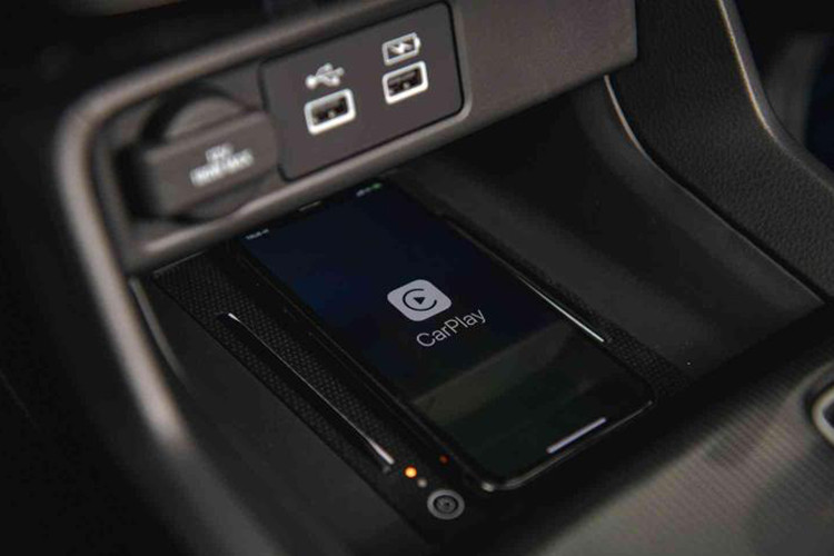 Ghế ngồi Honda Civic 2022 RS được bọc da và da lộn với chỉ khâu màu đỏ. Ghế ngồi có 2 màu Đen và Xám. Ghế lái chỉnh điện 8 hướng, ghế hành khách phía trước chỉnh điện 4 hướng. Xe đi kèm với nhiều “đồ chơi” như sạc điện thoại không dây, hệ thống khởi động động cơ từ xa bằng chìa khóa. Hệ thống kết nối Honda CONNECT và hệ thống định vị.