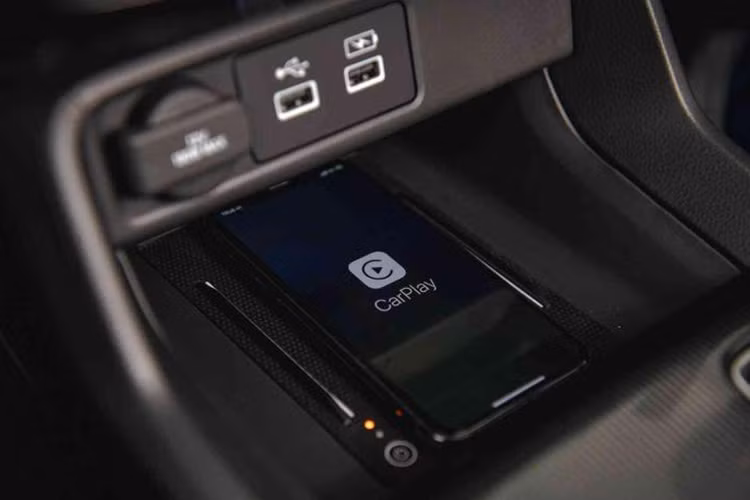 Ghế ngồi Honda Civic 2022 RS được bọc da và da lộn với chỉ khâu màu đỏ. Ghế ngồi có 2 màu Đen và Xám. Ghế lái chỉnh điện 8 hướng, ghế hành khách phía trước chỉnh điện 4 hướng. Xe đi kèm với nhiều “đồ chơi” như sạc điện thoại không dây, hệ thống khởi động động cơ từ xa bằng chìa khóa. Hệ thống kết nối Honda CONNECT và hệ thống định vị.