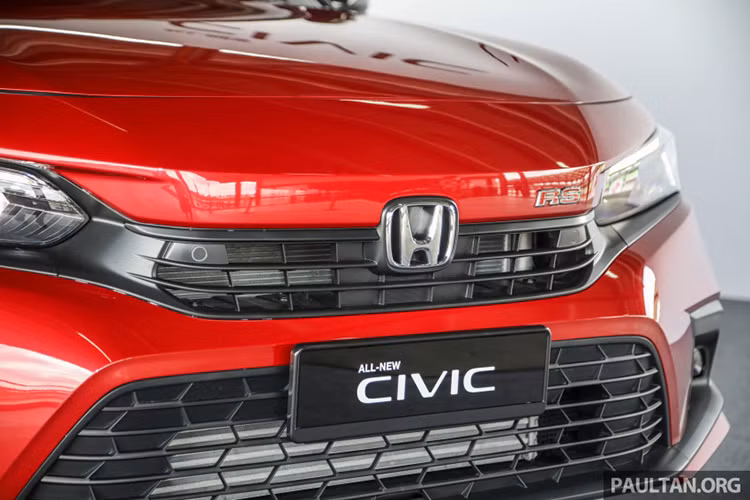 Honda Civic thế hệ thứ 11 dài 4.678 mm, rộng 1.802 mm và cao 1.415 mm, nghĩa là xe dài hơn 30 mm, rộng hơn 3 mm và thấp hơn 1 mm so với thế hệ cũ. Chiều dài cơ sở 2.733 mm trên Civic 2022 cũng dài hơn 33 mm, cung cấp không gian rộng rãi hơn cho hàng ghế sau.