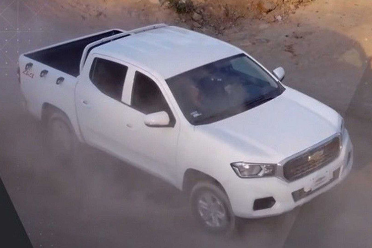 Tương tự Maxus T70, Chevrolet S10 Max 2022 cũng được trang bị lưới tản nhiệt hình lục giác màu đen với viền mạ crôm dày dặn, nối liền với cụm đèn pha hai bên. Cụm đèn pha này được bao quanh bằng dải đèn LED định vị ban ngày. Bên dưới lưới tản nhiệt là hốc gió trung tâm hình thang ngược và hốc đèn sương mù trước.