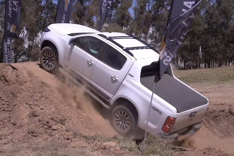 Chưa hết, mẫu xe bán tải này còn sở hữu tải trọng 1.000 kg, cao hơn 300 kg so với Chevrolet Colorado ở Mỹ. Cũng như ngoại thất, nội thất của Chevrolet S10 Max 2022 được bê nguyên từ Maxus T70 sang.