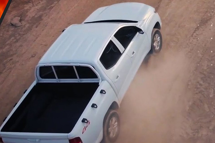 Tiếp đến là bộ vành hợp kim 16 inch với 6 chấu dày dặn, cụm đèn hậu nằm dọc và viền mạ crôm bao quanh đèn phản quang. Ở thị trường Mexico, Chevrolet S10 Max 2022 có 3 cấu hình thân xe là Chassis Cab, Regular Cab và Crew Cab. Cấu hình linh hoạt giúp Chevrolet S10 Max 2022 có thể cạnh tranh với những đối thủ như Nissan Navara - mẫu xe bán tải bán chạy hàng đầu tại Mexico.