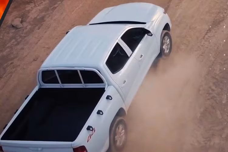 Tiếp đến là bộ vành hợp kim 16 inch với 6 chấu dày dặn, cụm đèn hậu nằm dọc và viền mạ crôm bao quanh đèn phản quang. Ở thị trường Mexico, Chevrolet S10 Max 2022 có 3 cấu hình thân xe là Chassis Cab, Regular Cab và Crew Cab. Cấu hình linh hoạt giúp Chevrolet S10 Max 2022 có thể cạnh tranh với những đối thủ như Nissan Navara - mẫu xe bán tải bán chạy hàng đầu tại Mexico.