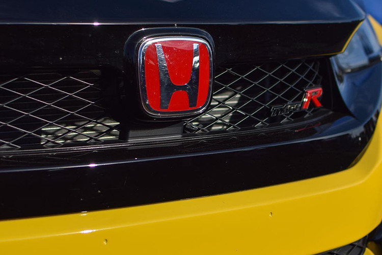 Ngoại thất Civic Type R nổi bật với thiết kế hầm hố, cản trước sở hữu xe hút gió rộng. Từ đằng sau, Honda Civic Type R đầy hấp dẫn với cánh gió cỡ lớn. “Dàn chân” sử dụng bộ lốp Michelin Pilot Sport Cup 2 kích thước 20 inch (245/30R20) của BBS (BBS Forged Alloys), phanh trước của Brembo 4 piston. Hệ thống treo thích ứng (Adaptive Damper).