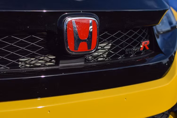 Ngoại thất Civic Type R nổi bật với thiết kế hầm hố, cản trước sở hữu xe hút gió rộng. Từ đằng sau, Honda Civic Type R đầy hấp dẫn với cánh gió cỡ lớn. “Dàn chân” sử dụng bộ lốp Michelin Pilot Sport Cup 2 kích thước 20 inch (245/30R20) của BBS (BBS Forged Alloys), phanh trước của Brembo 4 piston. Hệ thống treo thích ứng (Adaptive Damper).