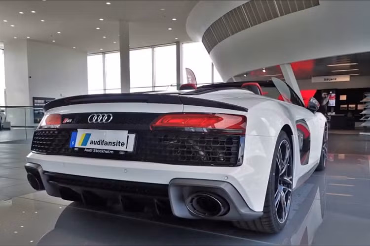 Động cơ kết hợp cùng hộp số tự động 7 cấp, nhờ đó, siêu xe Audi R8 V10 Spyder Performance có thể tăng tốc từ vị trí xuất phát lên 100 km/h trong vòng 3,3 giây trước khi đạt tốc độ tối đa 328 km/h.