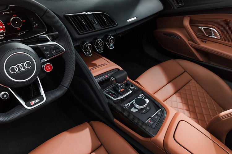 Trên phương diện hiệu suất, phiên bản Audi R8 V10 Spyder Performance 2021 có một động cơ V10 nâng cấp đã có thể sản sinh công suất tối đa lên đến 602 mã lực và mô-men xoắn cực đại 559 Nm.