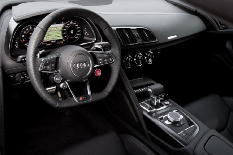 Ở bản nâng cấp mới nhất, siêu xe Audi R8 V10 Spyder 2021 nhận được một "mặt tiền" khác biệt hoàn toàn so với những xe Audi R8 V10 Spyder đời trước. Cụ thể xe có thêm các hốc gió trước góc cạnh với hai bên hông là thanh chia gió dựng dọc. Lưới tản nhiệt của siêu xe Audi R8 V10 Spyder 2021 thu nhỏ lại so với Audi R8 trước nhưng lại góc cạnh và cá tính cũng như mở rộng 2 bên ra đến đèn pha LED. Ba vết hở nối lên nắp capô của Audi R8 V10 Spyder 2021 là để tri ân tới mẫu Ur-quattro lừng danh.