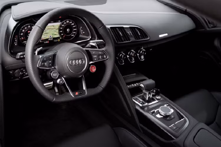 Ở bản nâng cấp mới nhất, siêu xe Audi R8 V10 Spyder 2021 nhận được một "mặt tiền" khác biệt hoàn toàn so với những xe Audi R8 V10 Spyder đời trước. Cụ thể xe có thêm các hốc gió trước góc cạnh với hai bên hông là thanh chia gió dựng dọc. Lưới tản nhiệt của siêu xe Audi R8 V10 Spyder 2021 thu nhỏ lại so với Audi R8 trước nhưng lại góc cạnh và cá tính cũng như mở rộng 2 bên ra đến đèn pha LED. Ba vết hở nối lên nắp capô của Audi R8 V10 Spyder 2021 là để tri ân tới mẫu Ur-quattro lừng danh.