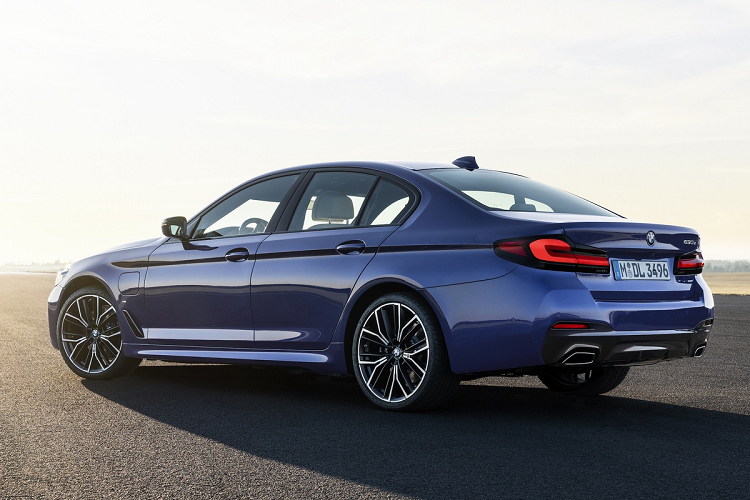 BMW 530i sử dụng động cơ tương tự đời trước, loại tăng áp 2.0L, sản sinh công suất 252 mã lực tại 5.200-6.500 vòng/phút và mô-men xoắn 350 Nm tại 1.450-4.800 vòng/phút. Đi kèm là hộp số tự động 8 cấp.