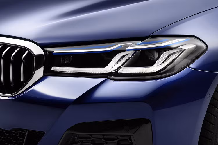 Bên trong, BMW 5 Series được thay đổi các chi tiết và sử dụng vật liệu mới, mang đến cảm giác sang trọng hơn. Nâng cấp đáng chú ý là hệ thống thông tin giải trí sử dụng giao diện BMW iDrive 7.0 mới nhất, màn hình cảm ứng trung tâm kích thước 12,3 inch, bảng đồng hồ kỹ thuật số 12,3 inch.