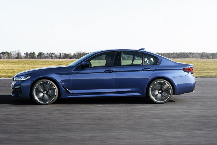 Bản 530e sử dụng hệ động cơ hybrid cắm sạc từ 330e. Xe đi kèm động cơ xăng 184 mã lực, 300 Nm từ 520i và động cơ điện mạnh 68 mã lực. Tổng công suất được sản sinh từ động cơ hybrid là 252 mã lực và mô-men xoắn 420 Nm. Với tính năng XtraBoost mới, chiếc xe có thêm 41 mã lực khi cần gia tốc tức thời.