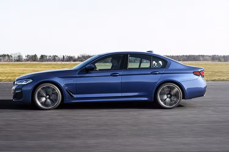 Bản 530e sử dụng hệ động cơ hybrid cắm sạc từ 330e. Xe đi kèm động cơ xăng 184 mã lực, 300 Nm từ 520i và động cơ điện mạnh 68 mã lực. Tổng công suất được sản sinh từ động cơ hybrid là 252 mã lực và mô-men xoắn 420 Nm. Với tính năng XtraBoost mới, chiếc xe có thêm 41 mã lực khi cần gia tốc tức thời.