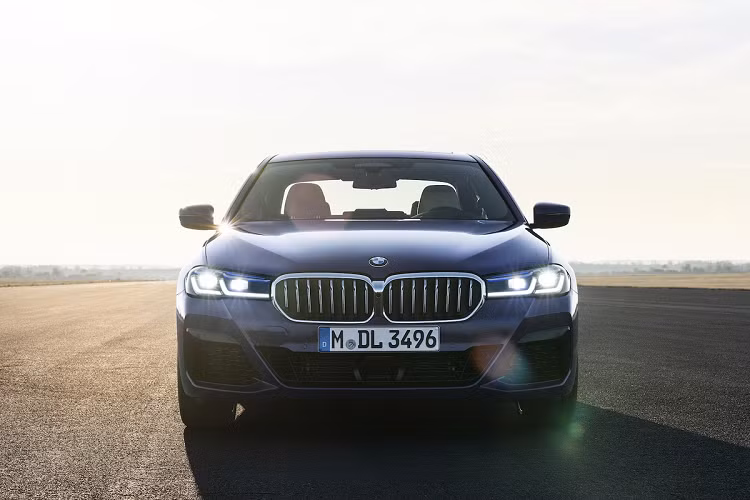 530e được trang bị cụm pin dung tích 12 kWh (lớn hơn 9,2 kWh trên đời cũ), cung cấp phạm vi hoạt động khoảng 70 km ở chế độ thuần điện. BMW 5-Series 2021 là phiên bản nâng cấp giữa vòng đời (LCI) của thế hệ thứ 7. Ở bản nâng cấp này, BMW 5-Series sở hữu ngoại hình hiện đại và hầm hố hơn hẳn đời trước.