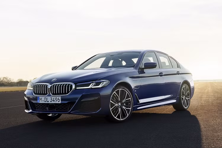 Ra mắt toàn cầu hồi tháng 5/2020, BMW 5-Series 2021 mới sắp được ra mắt tại Malaysia. Hãng xe Đức chưa công bố thời gian ra mắt nhưng các phiên bản của mẫu sedan này đã cho đặt hàng trước. Tại Malaysia, 5-Series LCI có 2 phiên bản, gồm 530i và 530e (plug-in hybrid). Cả 2 bản đều đi kèm gói trang bị M Sport.