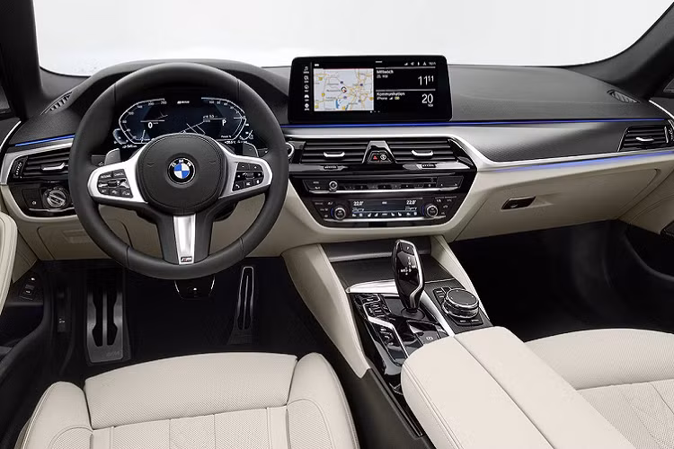 Dự kiến, giá xe BMW 5-Series 2021 sẽ giữ nguyên so với đời trước, gồm 81.200 USD cho bản 530e và 88.500 USD cho bản 530i (tương đương 1,88 tỷ đồng đến 2,05 tỷ đồng).