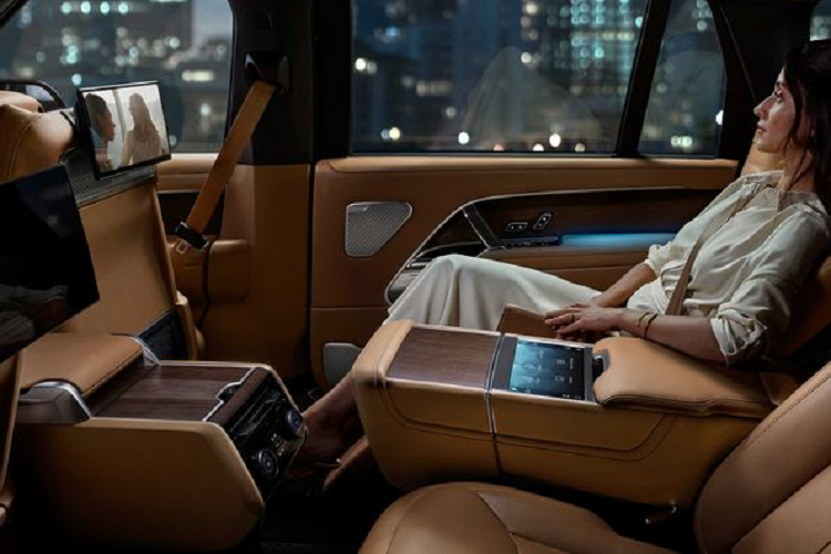 Được biết, sau Range Rover, Land Rover cũng sẽ sớm đưa công nghệ Cabin Air Purification Pro trở nên phổ biến trên các mẫu xe khác của thương hiệu trong tương lai gần. Mức giá xe Range Rover 2022 mới được nhập khẩu và phân phối với 4 phiên bản tại Việt Nam với bản tiêu chuẩn dự kiến từ 10,879 tỷ đồng.