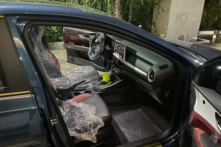 Về mặt an toàn và hỗ trợ lái, phiên bản này được trang bị đầy đủ các hệ thống hỗ trợ an toàn gồm: hệ thống chống bó cứng phanh (ABS), hệ thống phân phối lực phanh điện tử (EBD), hệ thống cân bằng điện tử (ESC), hệ thống hỗ trợ khởi hành ngang dốc (HAC), hệ thống mã hóa động cơ, cảnh báo chống trộm, cảm biến hỗ trợ đỗ xe phía trước và sau, camera hỗ trợ đỗ xe, 6 túi khí và tính năng cảm biến áp suất lốp.