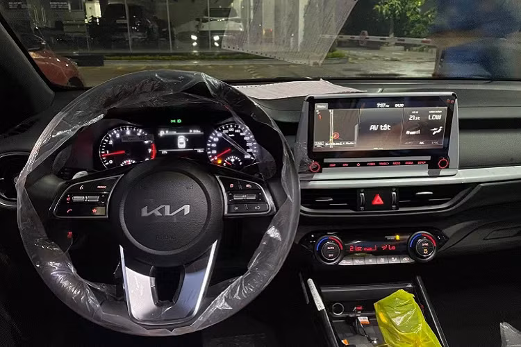 Kia K3 2022 có thêm tính năng khởi động xe từ xa bằng chìa khóa thông minh. Bên cạnh tính năng cốp mở điện thông minh, khi người lái cầm chìa khóa đứng gần khu vực phía sau xe trên 3 giây, cốp xe tự động bật mở, để dễ dàng để hành lý mà không cần bấm nút mở cốp thủ công.