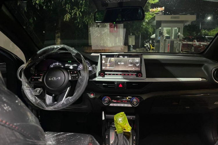 Bên cạnh đó, ghế lái và ghế hành khách trước có tính năng sưởi, làm mát ghế ngồi, giúp thoải mái hơn trong mọi điều kiện thời tiết. Đây là tính năng hiếm hoi trong phân khúc sedan hạng C hiện tại. Xe sử dụng hệ thống điều hòa 2 vùng độc lập, cùng với cửa gió cho hàng ghế sau.