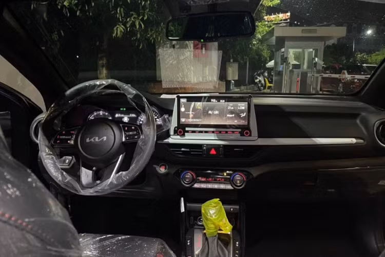 Bên cạnh đó, ghế lái và ghế hành khách trước có tính năng sưởi, làm mát ghế ngồi, giúp thoải mái hơn trong mọi điều kiện thời tiết. Đây là tính năng hiếm hoi trong phân khúc sedan hạng C hiện tại. Xe sử dụng hệ thống điều hòa 2 vùng độc lập, cùng với cửa gió cho hàng ghế sau.