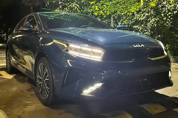 Chiếc Kia K3 2022 mới này vừa được đưa về một đại lý của Kia Việt Nam ở Thủ đô Hà Nội. Xe thuộc phiên bản 1.6 AT Premium cao cấp nhất có giá bán 659 triệu đồng, trong khi hai phiên bản còn lại gồm Luxury và Deluxe có giá lần lượt: 629 và 559 triệu đồng