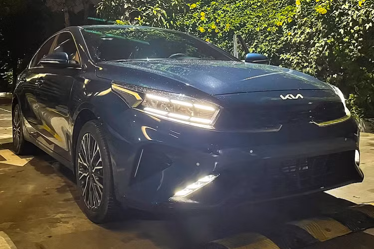 Chiếc Kia K3 2022 mới này vừa được đưa về một đại lý của Kia Việt Nam ở Thủ đô Hà Nội. Xe thuộc phiên bản 1.6 AT Premium cao cấp nhất có giá bán 659 triệu đồng, trong khi hai phiên bản còn lại gồm Luxury và Deluxe có giá lần lượt: 629 và 559 triệu đồng