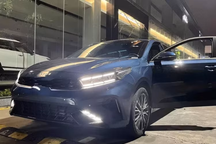 Ở phiên bản nâng cấp facelift mới, mẫu sedan hạng C của Kia đã được đổi tên gọi từ Cerato thành K3, tương tự như ở thị trường Hàn Quốc. Phần đầu xe được tinh chỉnh lại với thiết kế đèn pha mới, đèn LED định vị mới và lưới tản nhiệt sắc sảo hơn. Từ phía sau, xe được đổi mới thiết kế cụm đèn hậu, đi cùng với bộ mâm thiết kế mới. Đáng chú ý, Kia K3 2022 đã được đổi sang logo mới của Kia, logo mới giúp mẫu sedan mang cảm giác cao cấp và trẻ trung hơn.