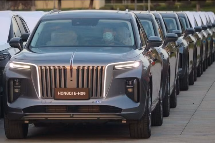 Tại thị trường này, SUV điện Hongqi E-HS9 có 2 lựa chọn pin, 84 kWh và 99 kWh, cung cấp phạm vi hoạt động tối đa tương ứng là 396 km và 465 km với mỗi lần sạc đầy.