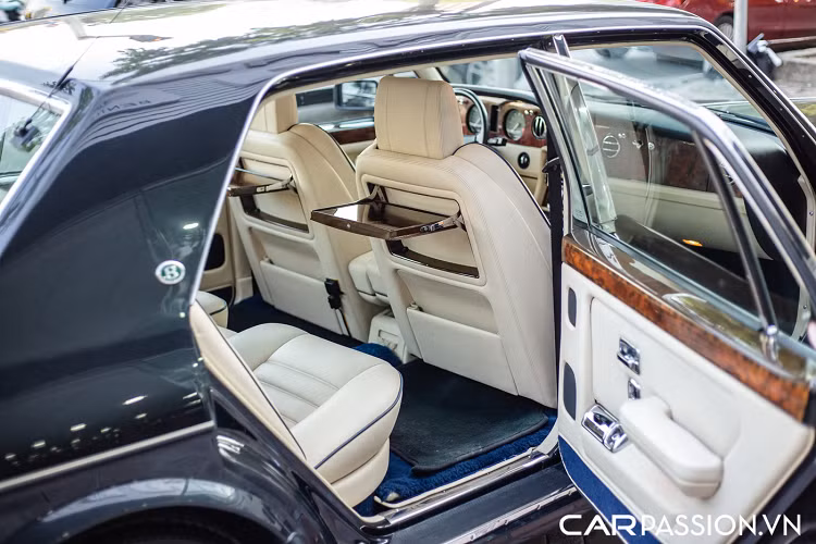 Được biết, để chiếc xe có thể vận hành một cách trơn tru sau gần 30 năm, chủ sở hữu cũ từng phải bỏ ra số tiền hơn 1 tỷ Đồng để chiếc xe có thể được bảo dưỡng, sửa chữa chính hãng. Chính vì vậy mà những chủ sở hữu sau này của xe hoàn toàn có thể yên tâm sử dụng chiếc xe cổ điển này mà không phải lo quá nhiều về vấn đề sửa chữa, thay thế.