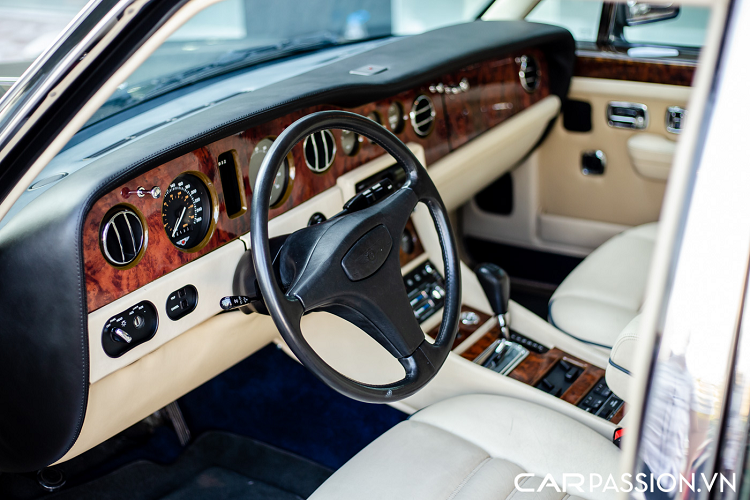 Chiếc xe sở hữu khoang nội thất được bọc da màu trắng cực sang trọng, các đường viền ghế được viền xanh dương kết hợp tạo nên một khoang nội thất với màu sắc hướng sáng. Các phần thảm sàn của xe được lót chất liệu vải nhung màu xanh sẫm. Các phần ghế ngồi phía trước và phía sau được hoàn thiện với các phần đệm ghế êm ái, đem lại cảm giác thư giãn cho những vị chủ nhân VIP. 