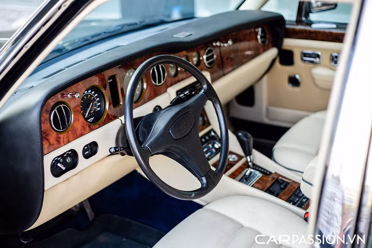 Chiếc xe sở hữu khoang nội thất được bọc da màu trắng cực sang trọng, các đường viền ghế được viền xanh dương kết hợp tạo nên một khoang nội thất với màu sắc hướng sáng. Các phần thảm sàn của xe được lót chất liệu vải nhung màu xanh sẫm. Các phần ghế ngồi phía trước và phía sau được hoàn thiện với các phần đệm ghế êm ái, đem lại cảm giác thư giãn cho những vị chủ nhân VIP. 