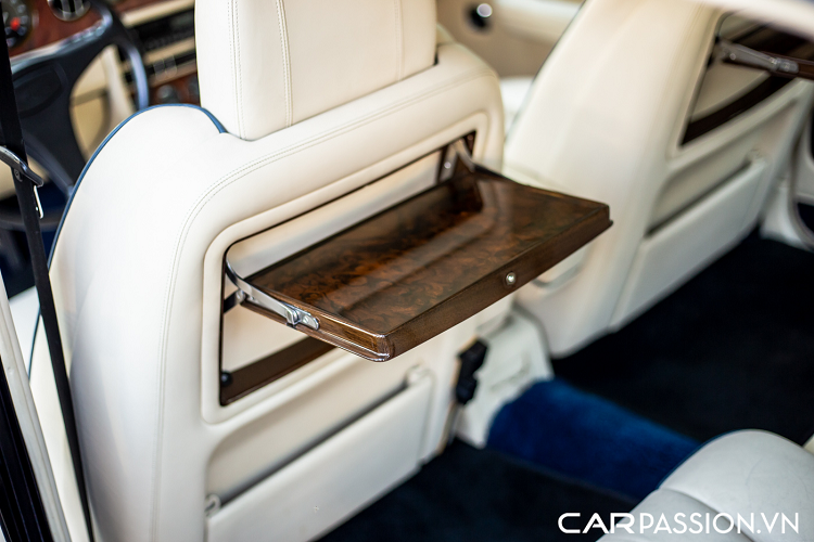 Khoang nội thất còn được trang trí với các tấm gỗ ốp cao cấp được hoàn thiện với bề mặt bóng ấn tượng. Sau gần 30 năm sử dụng, chi tiết này vẫn ở trong tình trạng hoàn hảo. Hai bàn làm việc có thể đóng gập phía sau các ghế được làm bằng gỗ vẫn mới như vừa mới xuất xưởng. Các phần cửa xe rất dày và nặng, đem lại cảm giác chắc chắn mỗi khi đóng mở cửa. 