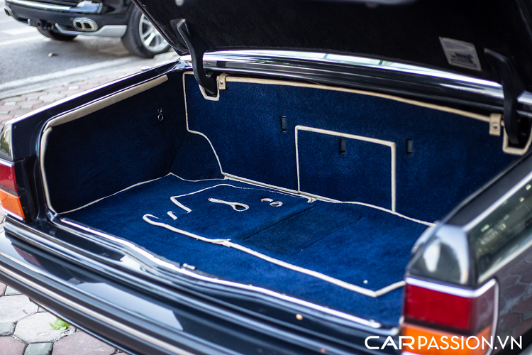 Khoang nội thất của một chiếc xe siêu sang Bentley gần 30 năm tuổi là nơi dường như có thể gây bất ngờ cho bất cứ ai có cơ hội được trải nghiệm. Cho dù được sản xuất từ những năm 90, chất lượng hoàn thiện khoang nội thất cực tốt đã giúp các chi tiết vẫn ở trong tình trạng rất mới. 