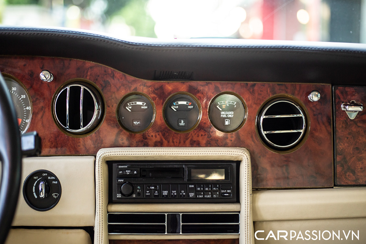 Về tổng thể, chiếc xe có diện mạo phần nào tương đồng với “người anh em” Silver Spirit của mình, tuy nhiên Turbo RL có một số chi tiết khác biệt như đèn chiếu sáng phía trước được thay bằng đèn chiếu sáng tròn kép, lưới tản nhiệt của Bentley được thiết kế mềm mại hơn phần nào so với hệ thống lưới tản nhiệt dạng thác nước vuông vức trên Silver Spirit.