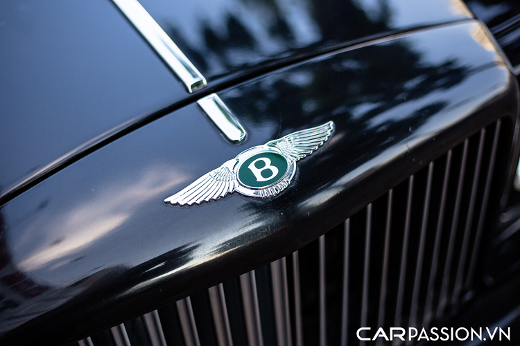 Mẫu xe thuộc dòng Turbo R thế hệ đầu tiên, chính vì vậy mà xe vẫn sở hữu thiết kế ngoại thất vuông vắn đặc trưng của dòng. Ngoài ra, do thuộc phiên bản LWB nên chiếc xe có chiều dài tổng thể lên tới 5,379 mm, đem lại một vẻ bệ vệ cho chiếc Saloon đỉnh cao đến từ Anh Quốc.